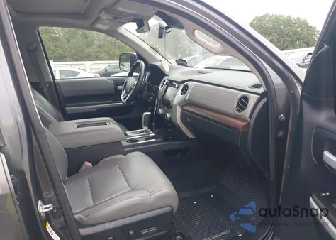 2018 Toyota Tundra Limited 5.7L V8 z USA, uszkodzony, nr VIN 5TFHW5F16JX711029